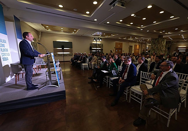 The editor-in-chief of SUR, Manolo Castillo, addresses the audience to welcome them to the forum and explains the newpaper's commitment to obtain more information on the water situation for the region.