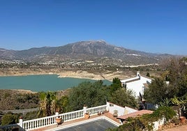 View of La Viñuela reservoir from a house with swimming pool in Los Romanes in the Axarquía.