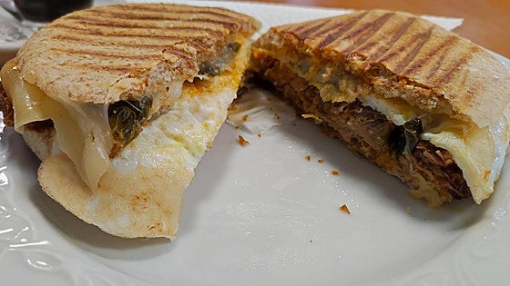 Pork loin, peppers and an egg: the most popular breakfast at a bar in Vélez-Málaga