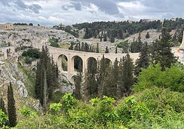 The bridge in the Italian town.