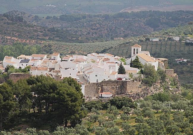 In the town centre of El Burgo, several sections of the castle of Miraflores can be seen.