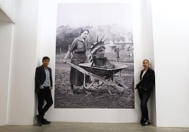 Icon. Image of a womanwith the head of theStatue of Liberty.