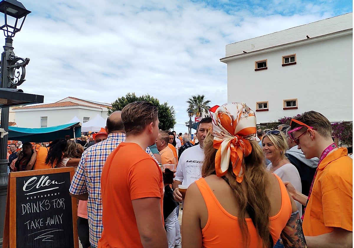 Imagen principal - Thousands paint Torremolinos orange for Dutch king's day