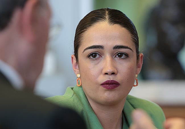 Vázquez, listening to De la Torre.