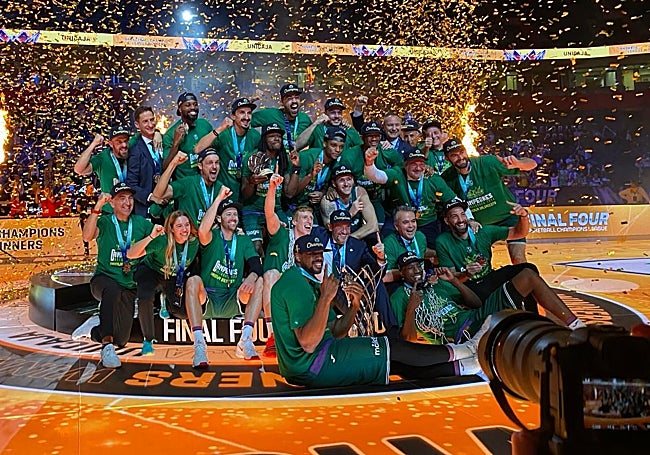 The players with the trophy.