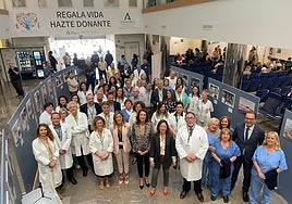 Group photo with healthcare professionals and institutional representatives for the 35th anniversary of the Hospital Clínico.