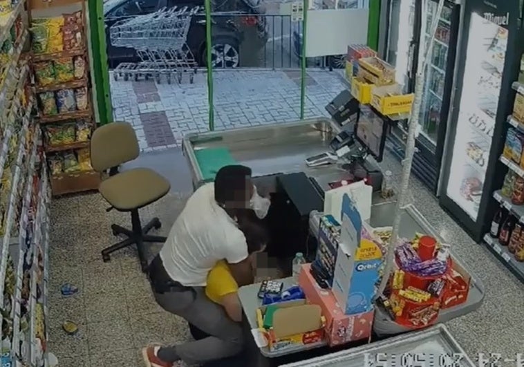 The moment where the suspect allegedly strangled his first victim, a shop assistant in a supermarket in Ciudad Jardín