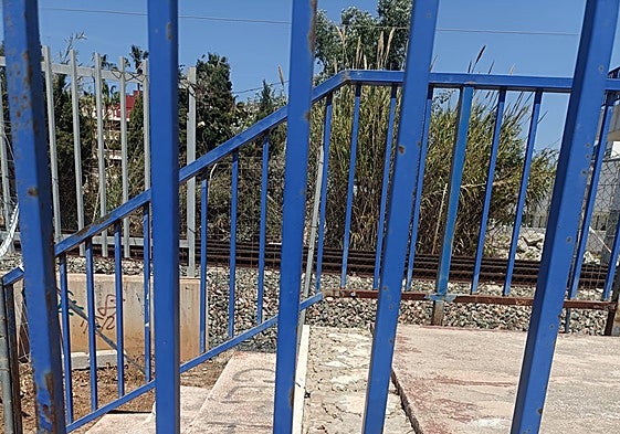 An example of the poor condition of the footbridge.