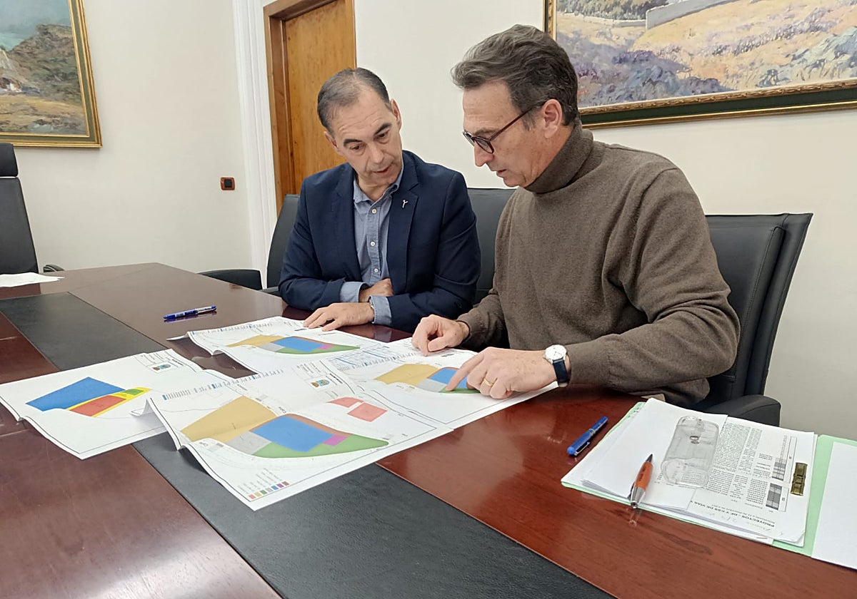 Lara and Bergillos analyse the actions planned for the marina.