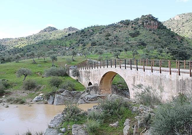 The Las Palomas bridge, built in the 18th century, was part of the old Camino Real (royal highway), under Charles III.