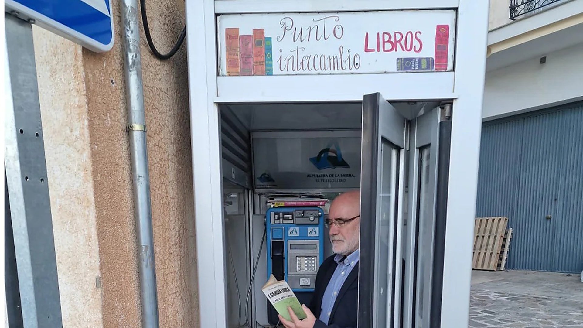 The retired doctor in Spain who has breathed new life into old telephone boxes as book exchanges - Vimarsana News