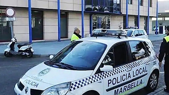 Irish tourists arrested in Marbella for assaulting police officers who asked them to turn the music down