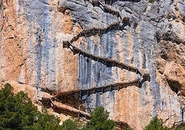 The Montfalcó walkways zigzag up the rock face.