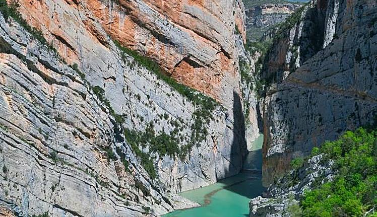 The Noguera Ribagorzana river accentuates the mountainous landscape.