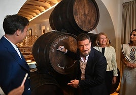 Antonio Banderas signs the barrel of El Pimpi Marbella with Cobos, Shamoon and Muñoz.