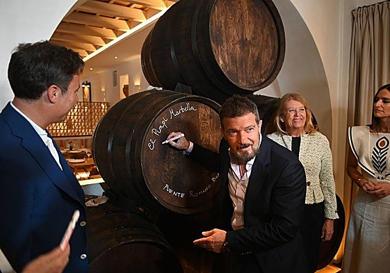 Antonio Banderas signs the barrel of El Pimpi Marbella with Cobos, Shamoon and Muñoz.