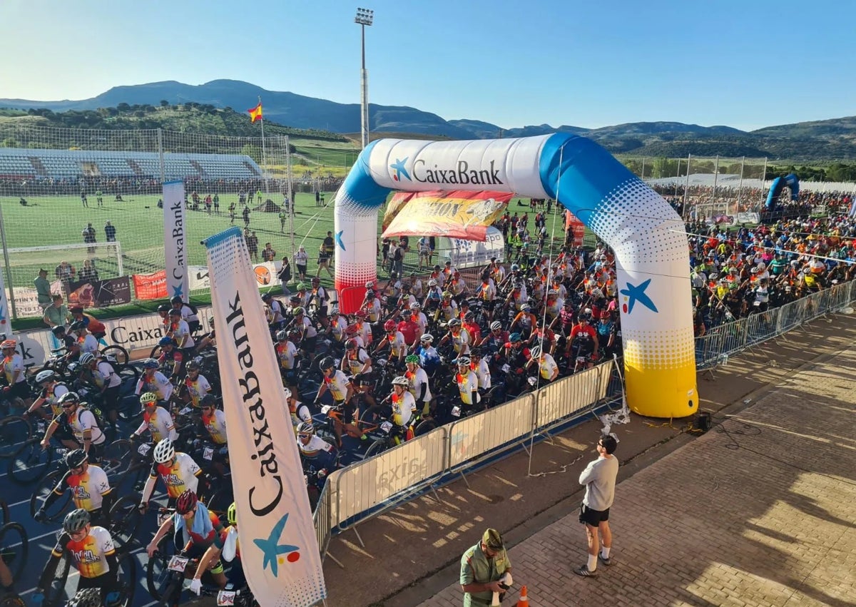 Imagen secundaria 1 - Joan Marc Falcó and Cristina Palomo, winners of the Spanish Legion&#039;s 101-kilometre race