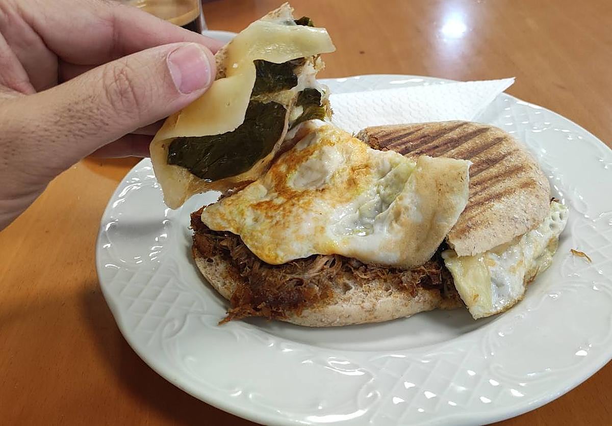 Imagen principal - Pork loin, peppers and an egg: the most popular breakfast at a bar in Vélez-Málaga