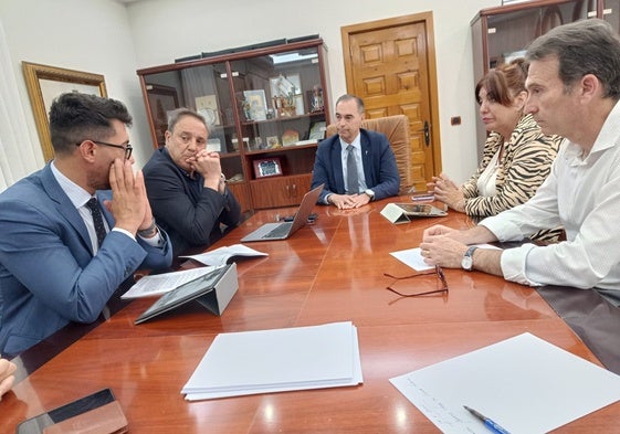 Lara and members of his council during the meeting with the Aehcos.