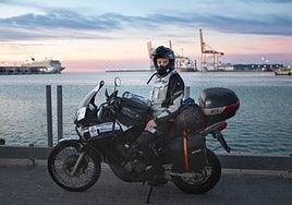 Antonio Muñoz, from Malaga, on the motorbike with which he is making the trip to Mongolia with
