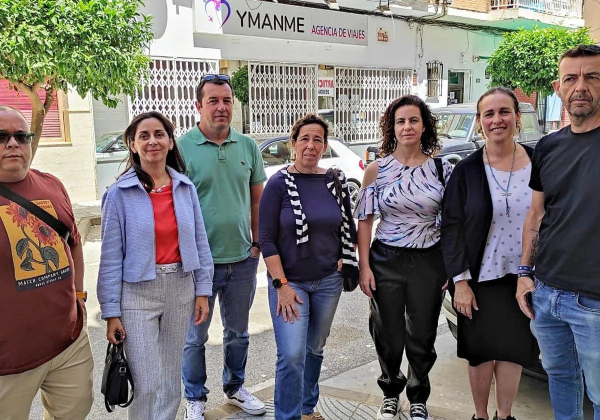 Parents of students from the IES María Zambrano in Torre del Mar, last week, in front of the travel agency, which remains closed.