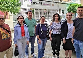Parents of students from the IES María Zambrano in Torre del Mar, last week, in front of the travel agency, which remains closed.