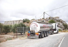 Tanker loaded with water in Valle de Abdalajís.