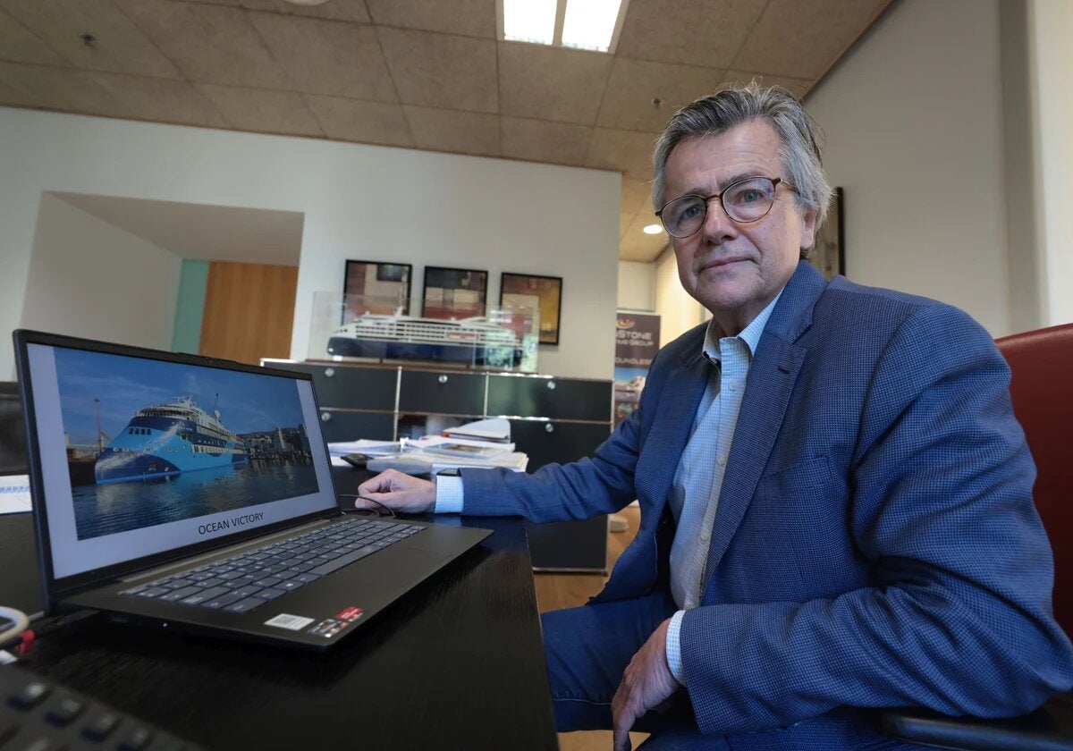 Elisardo Sánchez shows an image of the first Alma Cruceros ship, with the model of the second one in the background.