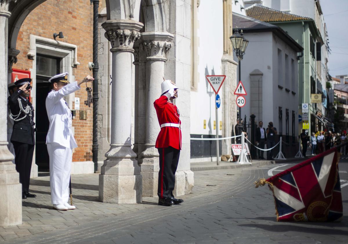 Imagen principal - Governor bids farewell to Gibraltar at end of four-year term