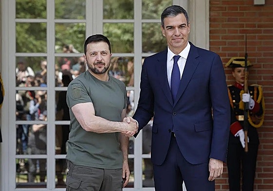 Volodymyr Zelenski and Pedro Sánchez greet each other after the Ukrainian leader's arrival at Moncloa.
