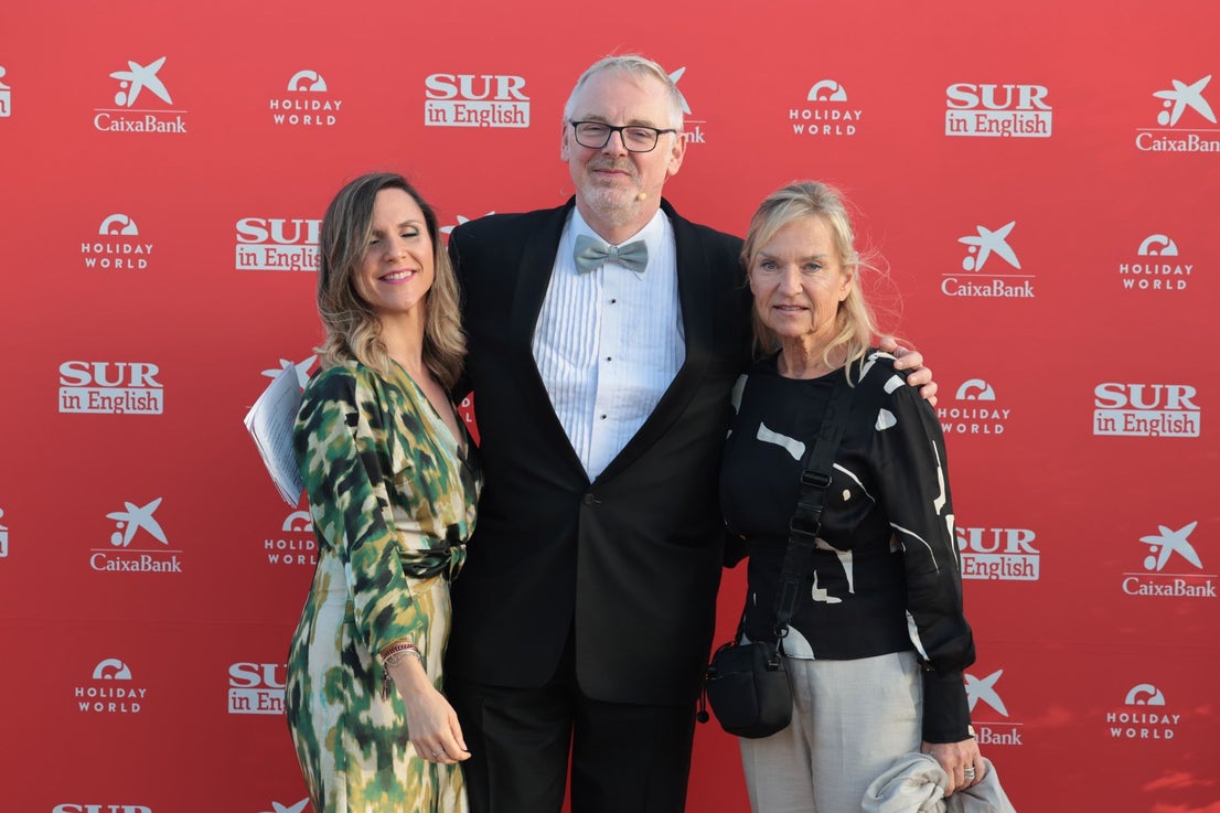 David Andrews, SUR in English with Laura Córdoba (l) and Katja Thirion (r) of Mijas Foreigners Department.