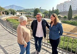 Paqui Martínez Ubero (l) and culture councillor at the Roman site.