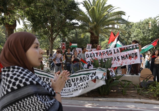 A group of students, gathered in front of the rector's office in Paseo del Parque.