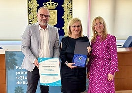 The town's mayor, Ana Mula (c) with the new award.