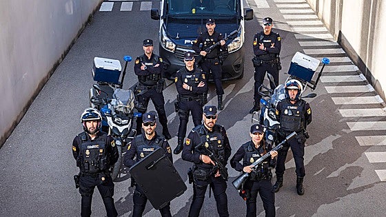 A day in the life of a specialist National Police unit in Granada: from smashing down doors in drug raids to locating missing people