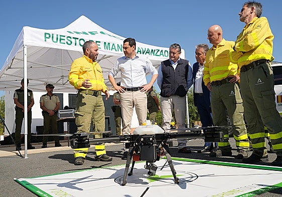 Juanma Moreno and fellow minister Antonio Sanz look at one of the surveillance drones with Infoca staff.