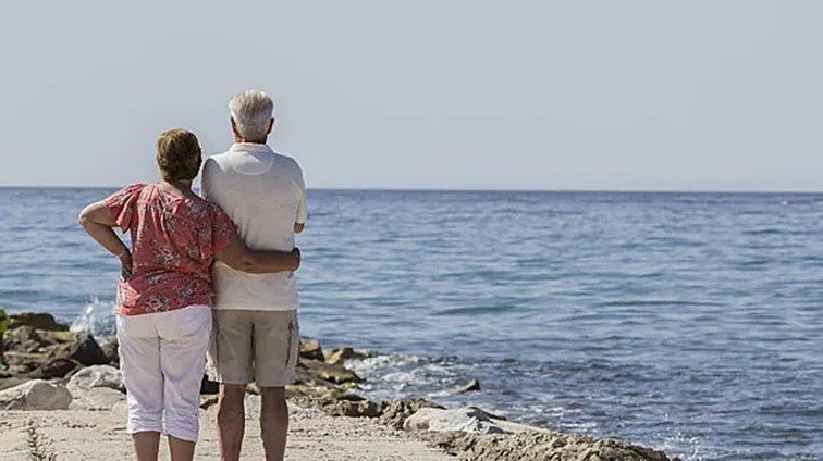 Andalucía's free card for the over-65s: what discounts does it entitle you to receive and how do you apply for it?