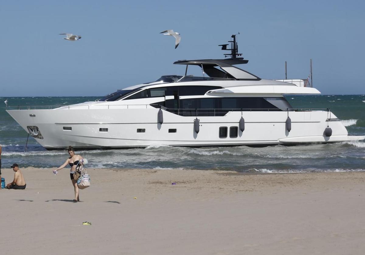 This is what the British luxury yacht that ran aground in Valencia looks like