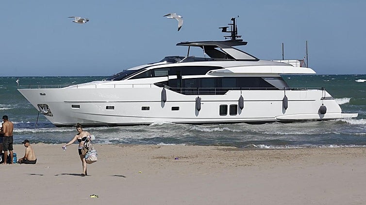 This is what the British luxury yacht that ran aground in Valencia looks like