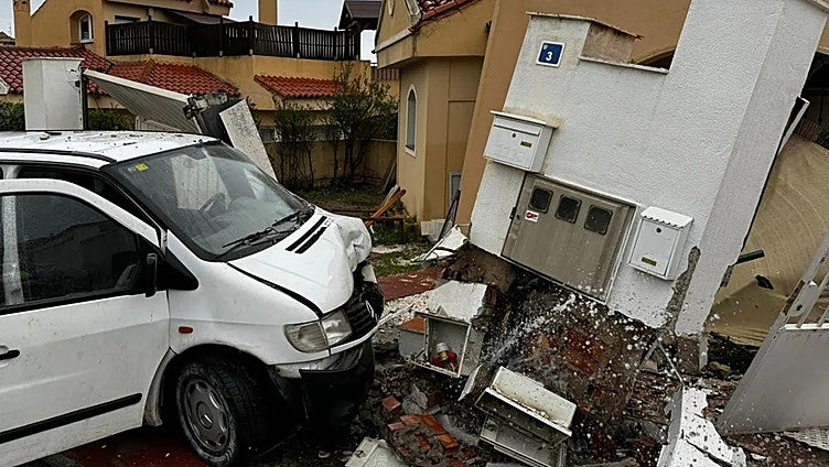 Gang of thieves arrested after crashing van into two villas in Mijas while making their getaway