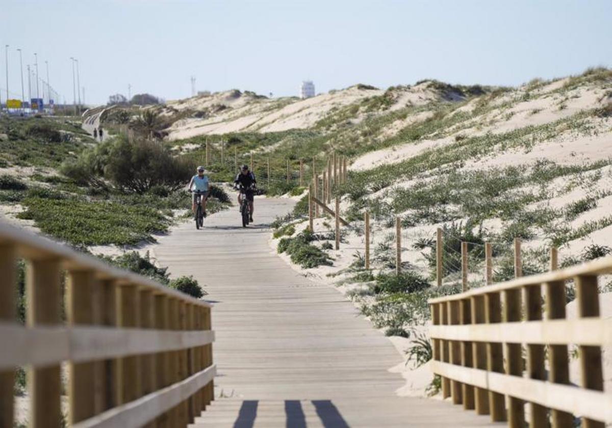 Part of the Cadiz-San Fernando cycle path.