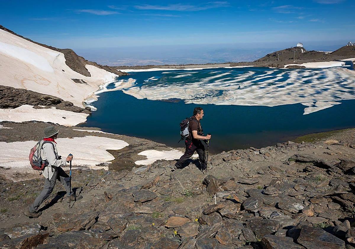Imagen principal - Photo special: These are the best places to see the snow thawing on Granada's famous Sierra Nevada mountain range