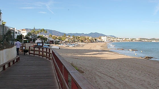 Discover the strip of the Costa del Sol that is home to a centenary lighthouse and the beach where Torrijos was betrayed