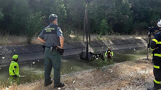 Emergency services rescue trapped horse from water supply channel in San Roque
