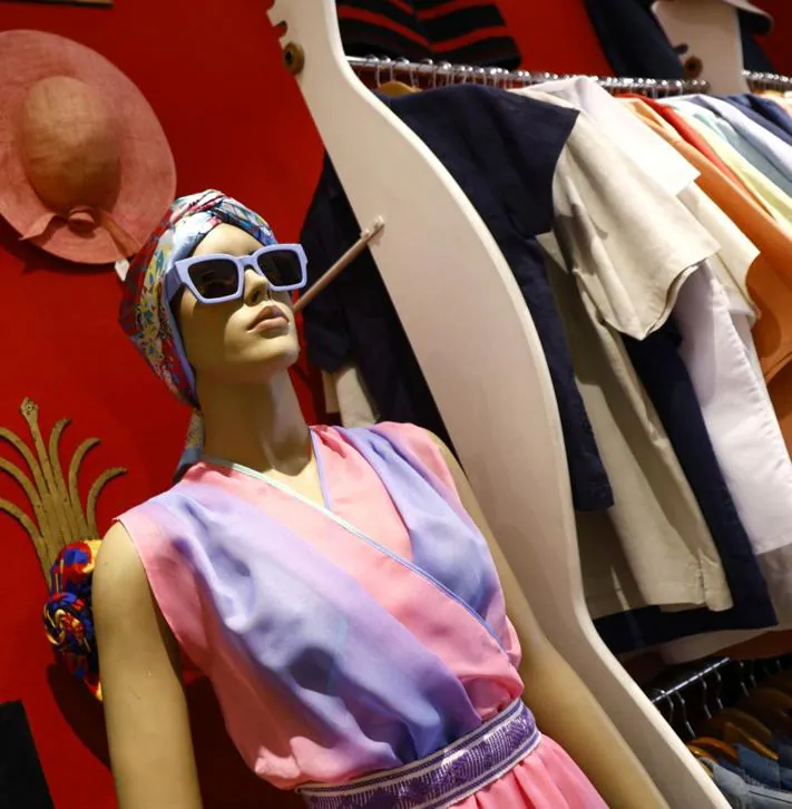 Imagen secundaria 2 - Javier Villanueva runs Flamingos, an American vintage store (top);, Oysters (Calle Ollerías) is run by an Estonian couple (left); Vintage clothes in Epoca Village (right).