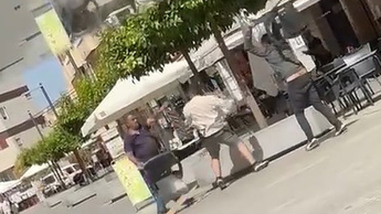 This is the moment two men violently attacked a customer of a bar on the Costa del Sol with a wooden plank, tables and chairs