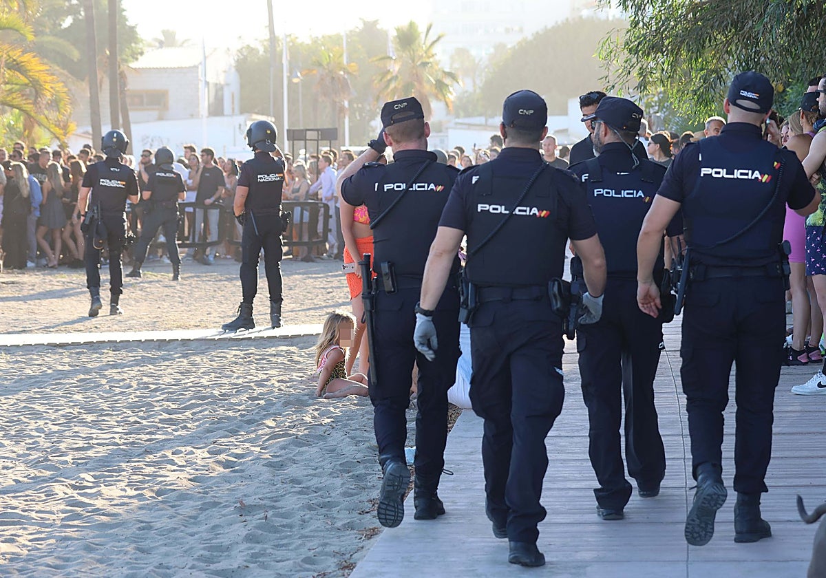 Imagen principal - This is the moment around 50 police officers raided a popular beach club in Marbella at the weekend