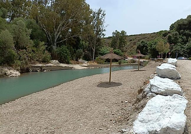 Charca de la Mina river beach.