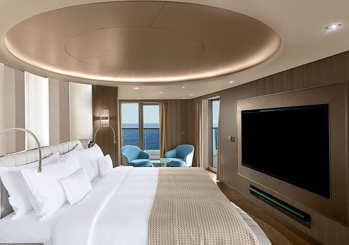 Imagen principal - In pictures: New luxury cruise line with an exclusive offer for high-end passengers makes its debut in Malaga