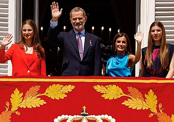 The King and Queen, Princess and Infanta wave from the balcony.